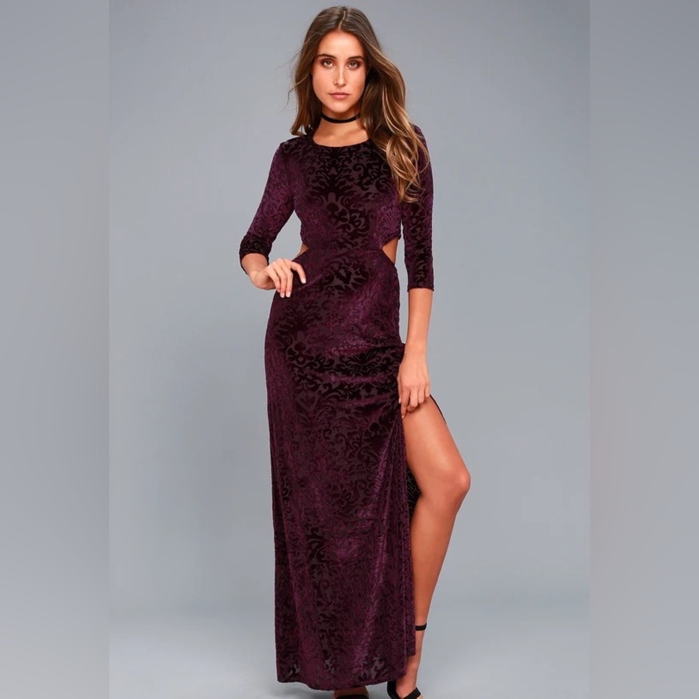• Lulu’s Plum Velvet Print Dress •
